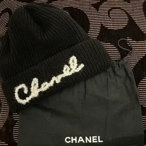 CHANEL Cashmere Pearl Logo Beanie Hat(RARE) Chanel Cashmere Logo Beanie Hat Beige Black 1767392  main image 3